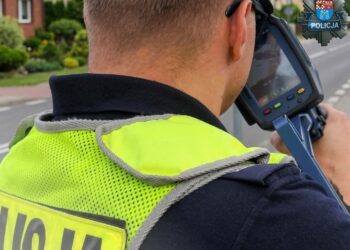 Piraci drogowi znów szaleli na drogach. Motocyklista pędził 102 km/h w terenie zabudowanym