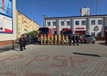 Strażacy z Krotoszyna uczcili Święto Flagi podczas uroczystego apelu o świcie