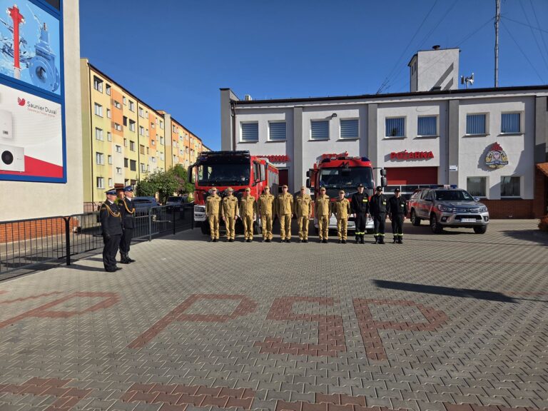 Strażacy z Krotoszyna uczcili Święto Flagi podczas uroczystego apelu o świcie