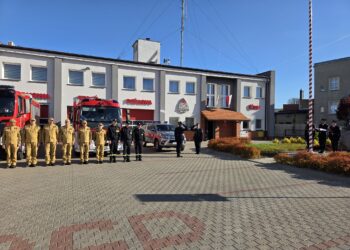 Strażacy z Krotoszyna uczcili Święto Flagi podczas uroczystego apelu o świcie