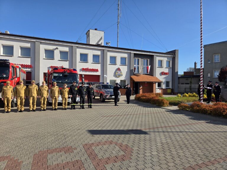 Strażacy z Krotoszyna uczcili Święto Flagi podczas uroczystego apelu o świcie