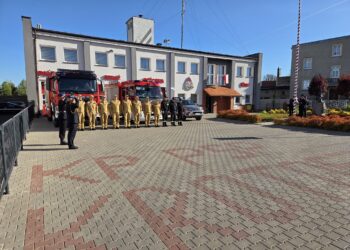 Strażacy z Krotoszyna uczcili Święto Flagi podczas uroczystego apelu o świcie