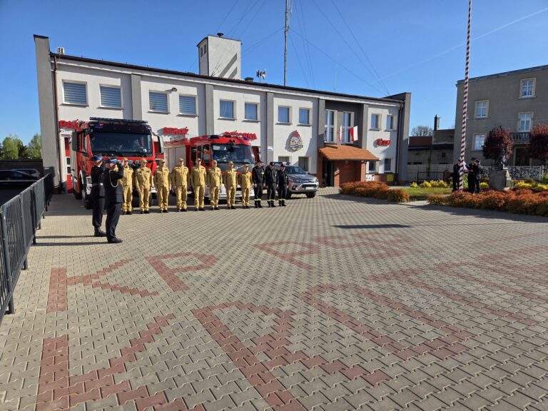 Strażacy z Krotoszyna uczcili Święto Flagi podczas uroczystego apelu o świcie