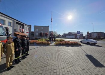 Strażacy z Krotoszyna uczcili Święto Flagi podczas uroczystego apelu o świcie