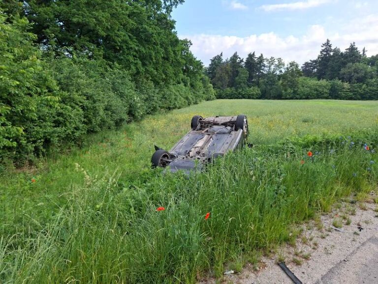 19-latka z mandatem po zdarzeniu na łuku drogi