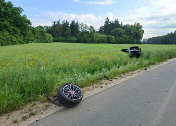 19-latka z mandatem po zdarzeniu na łuku drogi