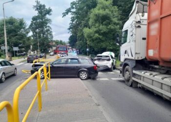 Groźny wypadek na Parkowej. Ranna 70-letnia kobieta