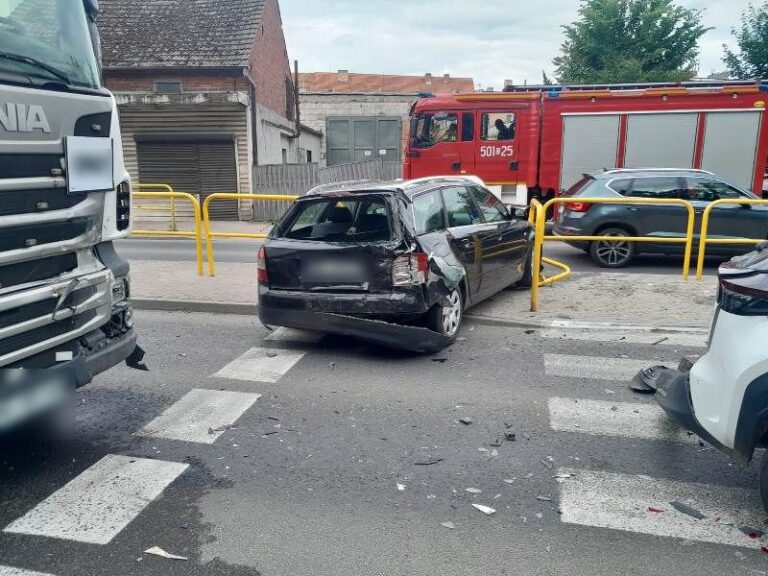 Groźny wypadek na Parkowej. Ranna 70-letnia kobieta