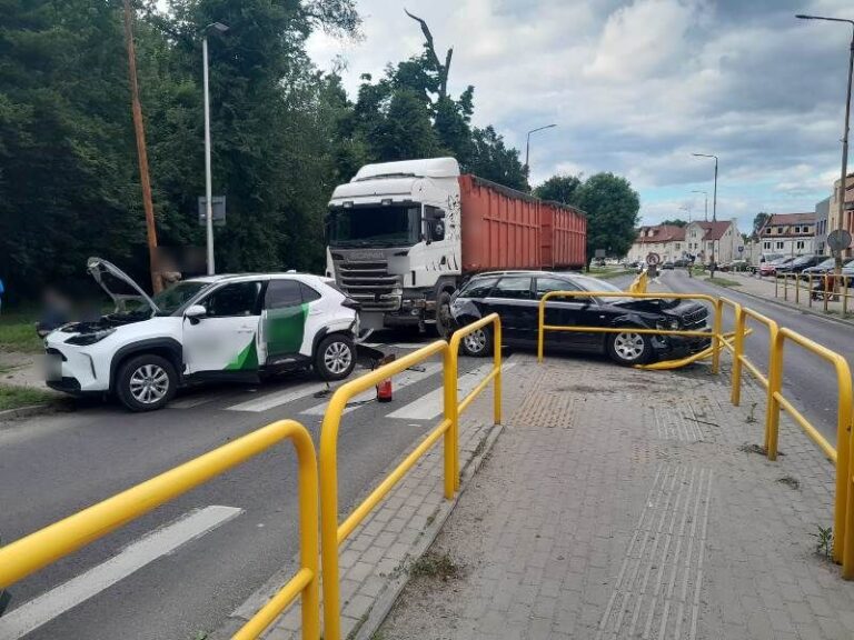 Groźny wypadek na Parkowej. Ranna 70-letnia kobieta