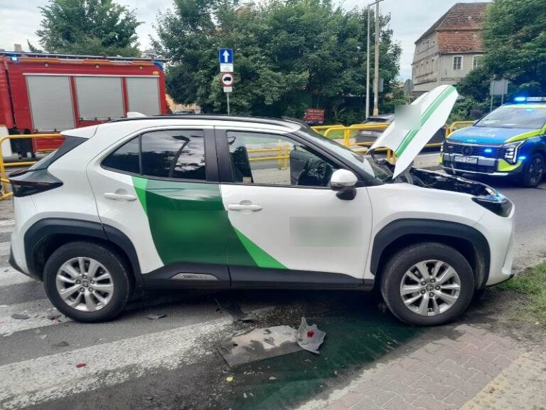 Groźny wypadek na Parkowej. Ranna 70-letnia kobieta