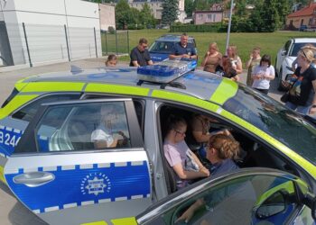 Młodzi goście odwiedzili krośnickich policjantów
