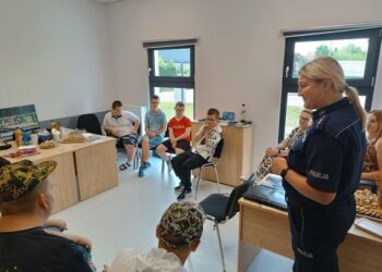 Młodzi goście odwiedzili krośnickich policjantów