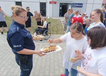 Młodzi goście odwiedzili krośnickich policjantów