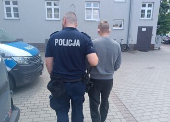 Wyrwał pieniądze z kasy. Policjanci znaleźli go pod busem