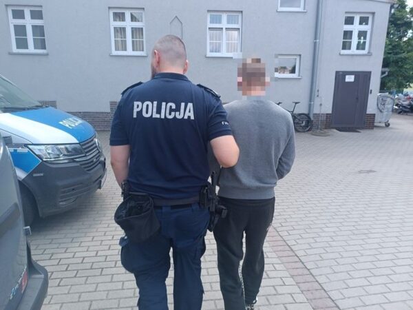 Wyrwał pieniądze z kasy. Policjanci znaleźli go pod busem
