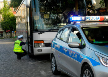 Policja skontroluje autobusy przed wakacyjnymi wyjazdami