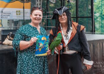 Dziecięca zabawa w parku przy Chatce Puchatka