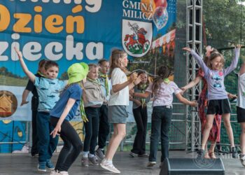 Dziecięca zabawa w parku przy Chatce Puchatka