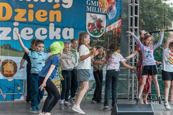 Dziecięca zabawa w parku przy Chatce Puchatka Dziecięca zabawa w parku przy Chatce Puchatka