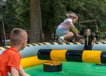 Dziecięca zabawa w parku przy Chatce Puchatka