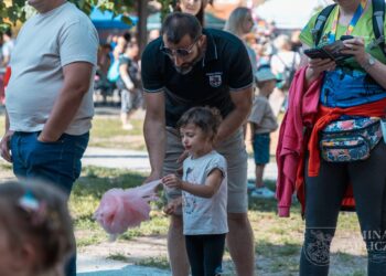 Dziecięca zabawa w parku przy Chatce Puchatka