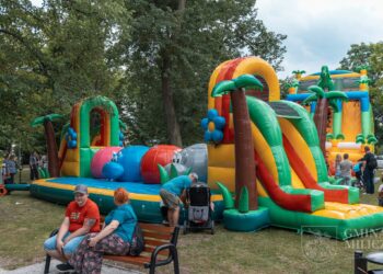 Dziecięca zabawa w parku przy Chatce Puchatka