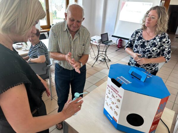 Seniorzy rozmawiali o szczepieniach i higienie rąk Seniorzy rozmawiali o szczepieniach i higienie rąk