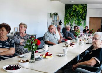 Seniorzy rozmawiali o szczepieniach i higienie rąk