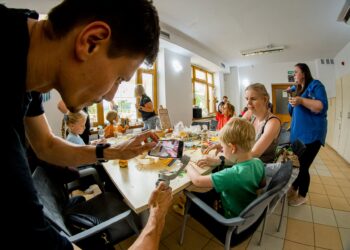 Ekologiczna zabawa i muzyka wypełniły CETS w Krośnicach