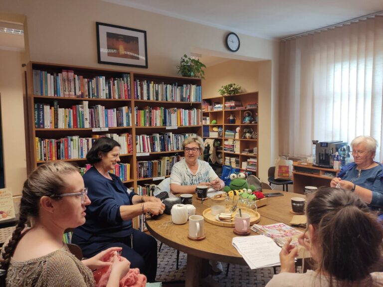 Dziergali razem w milickiej bibliotece