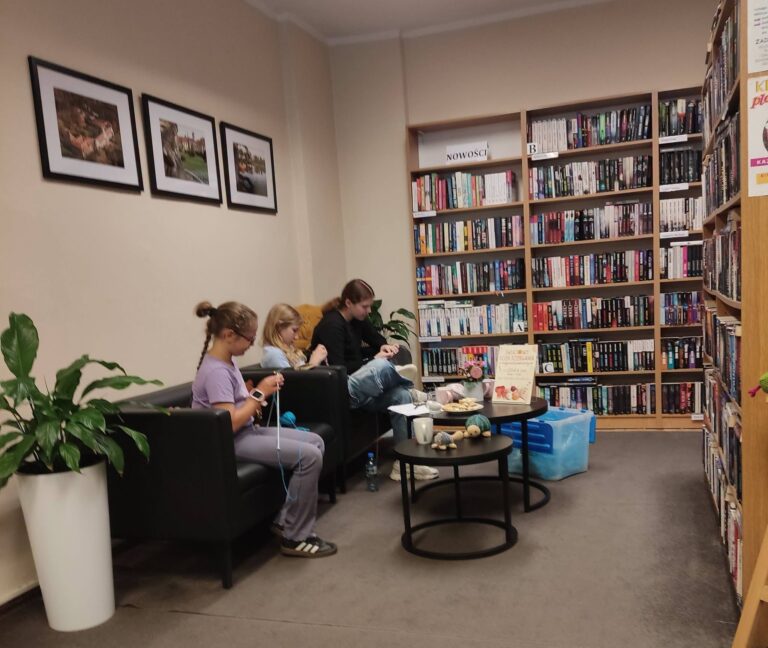 Dziergali razem w milickiej bibliotece