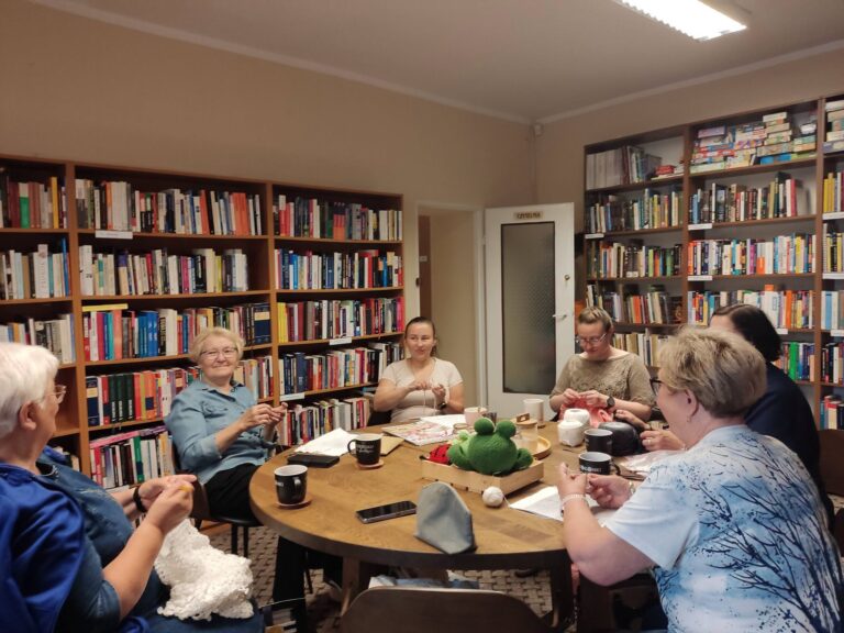 Dziergali razem w milickiej bibliotece