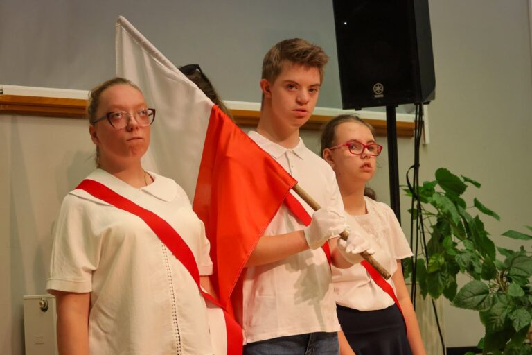 Teatralne zakończenie roku w CETS w Krośnicach
