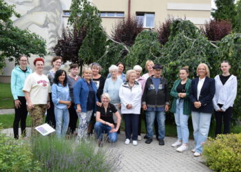 Biblioteka zamieniła się w ogród. Mieszkańcy sadzili rośliny dla pszczół i innych owadów