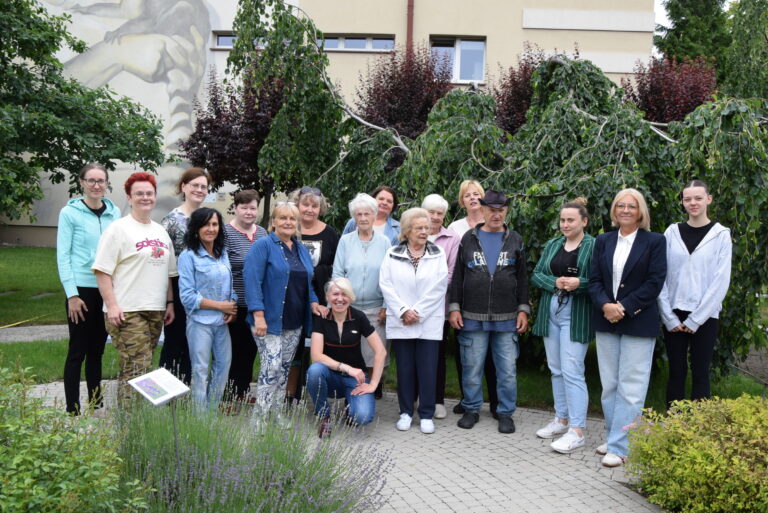 Biblioteka zamieniła się w ogród. Mieszkańcy sadzili rośliny dla pszczół i innych owadów
