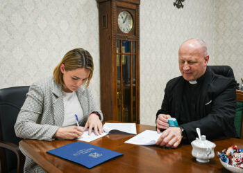 Kolejne wsparcie dla parafii św. Andrzeja Boboli. Odnowione zostaną zabytkowe drzwi kościoła