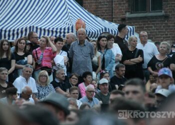 Piękni i Młodzi porwali tłumy. Sobotni wieczór był kulminacją Dni Koźmina Wielkopolskiego