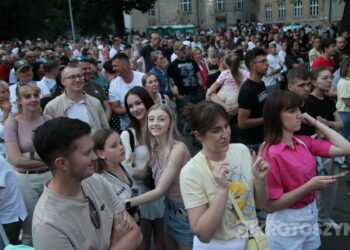 Piękni i Młodzi porwali tłumy. Sobotni wieczór był kulminacją Dni Koźmina Wielkopolskiego