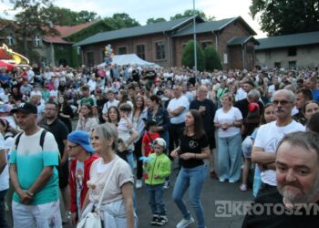 Piękni i Młodzi porwali tłumy. Sobotni wieczór był kulminacją Dni Koźmina Wielkopolskiego