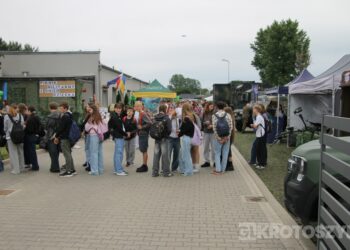 Grochówka, strzelanie i wojskowe wyzwania. Tłumy młodzieży na pikniku w ZSTO