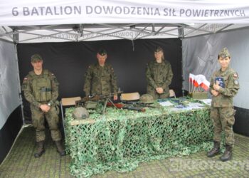Grochówka, strzelanie i wojskowe wyzwania. Tłumy młodzieży na pikniku w ZSTO