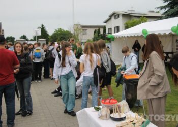 Grochówka, strzelanie i wojskowe wyzwania. Tłumy młodzieży na pikniku w ZSTO