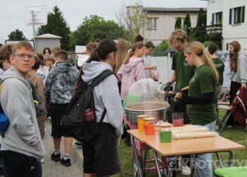 Grochówka, strzelanie i wojskowe wyzwania. Tłumy młodzieży na pikniku w ZSTO