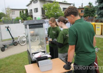 Grochówka, strzelanie i wojskowe wyzwania. Tłumy młodzieży na pikniku w ZSTO