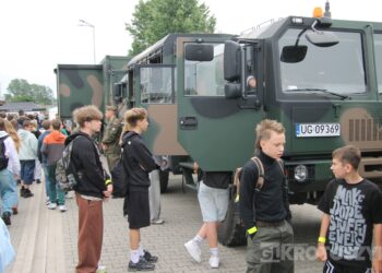 Grochówka, strzelanie i wojskowe wyzwania. Tłumy młodzieży na pikniku w ZSTO