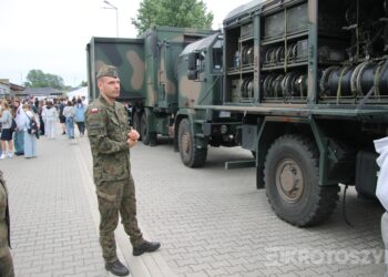 Grochówka, strzelanie i wojskowe wyzwania. Tłumy młodzieży na pikniku w ZSTO