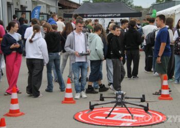 Grochówka, strzelanie i wojskowe wyzwania. Tłumy młodzieży na pikniku w ZSTO