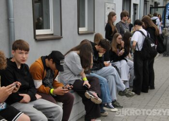 Grochówka, strzelanie i wojskowe wyzwania. Tłumy młodzieży na pikniku w ZSTO