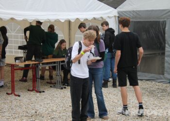 Grochówka, strzelanie i wojskowe wyzwania. Tłumy młodzieży na pikniku w ZSTO