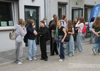 Grochówka, strzelanie i wojskowe wyzwania. Tłumy młodzieży na pikniku w ZSTO